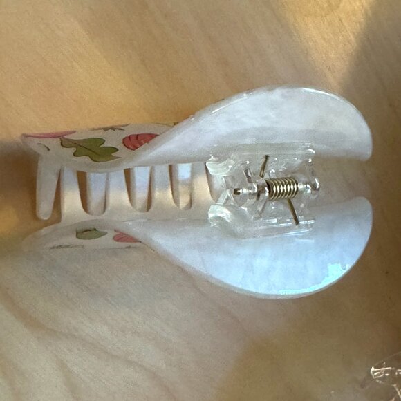 FRASIER STERLING Veggie Hair Claw Clip - Pearlescent White - Picture 6 of 13